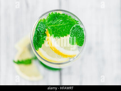 Limonata fatta in casa su vintage di sfondo (il fuoco selettivo; close-up shot) Foto Stock