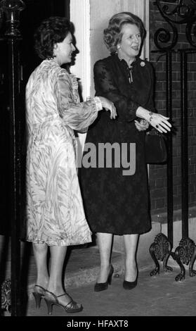 La principessa Margaret (l) e il Primo Ministro Margaret Thatcher stand sui gradini di n. 10 Downing Street, dove la principessa Margaret come presidente della Società Nazionale per la prevenzione della crudeltà contro i bambini è stato frequentando il primo ministro la reception per la carità. Foto Stock