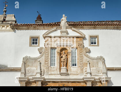 Ingresso alla Università di Coimbra. L'Università di Coimbra, fondata nel 1290, è una delle più antiche università in funzionamento continuo in Foto Stock