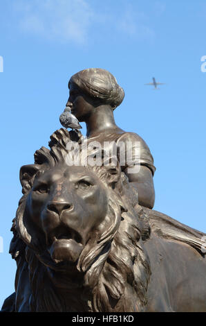 L'agricoltura. Un dettaglio del Victoria Memorial fuori Buckingham Palace in The Mall, Londra questo è "Agricoltura" (una donna in abito da contadina) Foto Stock