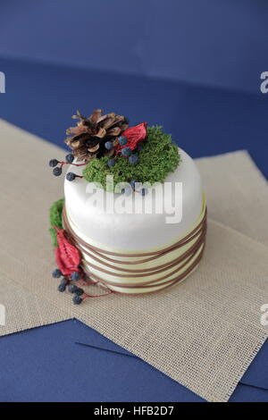 Fake torta con decorazioni di Natale su sfondo blu Foto Stock