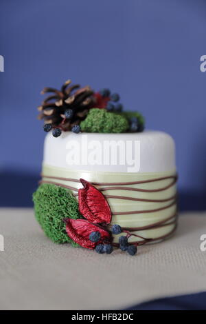 Fake torta con decorazioni di Natale su sfondo blu Foto Stock