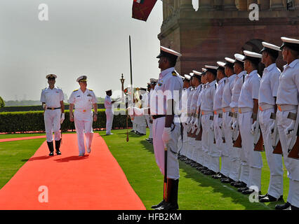 100412-N-8273J-043 NEW DELHI (12 aprile 2010) Capo di operazioni navali (CNO) Adm. Gary Roughead ispeziona un Marina indiana la guardia d'onore durante una cerimonia di benvenuto a sud di blocco in New Delhi. (U.S. Foto di Marina di Massa lo specialista di comunicazione 1a classe Tiffini Jones Vanderwyst/RILASCIATO) CNO guardia d'onore Foto Stock