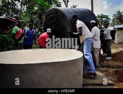 I residenti in Fundo Island, un piccolo isolotto che è parte della isola di Pemba, Tanzania, portano a 5.000 litri di acqua cisterna per un supporto concreto pad sett. 13, 2010. Il progetto di cisterna, iniziata da marittimi degli affari civili Team (MCAT) 115, consentirà ai residenti di Fundo per avere un affidabile fonte di acqua durante le interruzioni di corrente, che disattiva le pompe che alimentano Fundo attraverso un gasdotto dalla principale isola di Pemba. MCAT-115, basato in Little Creek, Virginia, è distribuito in Tanzania come parte della Combined Joint Task Force-Horn dell Africa. Marittima degli affari civili squadre sono distribuite in tutto il mondo per valutare il partner-nat Foto Stock