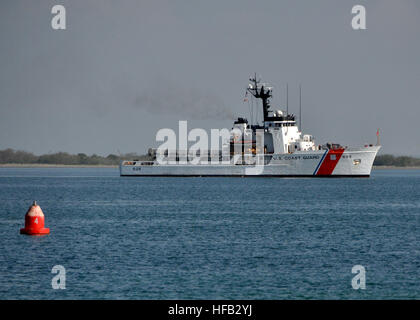 Gli Stati Uniti Coast Guard Reliance-classe Venturous taglierina tira nella stazione navale di Guantánamo Bay a Cuba a prendere sul carburante e negozi. Venturous è distribuito negli Stati Uniti 4a flotta area caraibica conducendo contro-narco-terrorismo e operazioni di migranti. GTMO è un hub logistico per gli Stati Uniti Navy, U.S. La guardia costiera degli Stati Uniti, Esercito e Allied navi operanti nel teatro dei Caraibi. (U.S. Navy foto di Chief Petty Officer Bill Mesta) Guardacoste visite GITMO 274469 Foto Stock