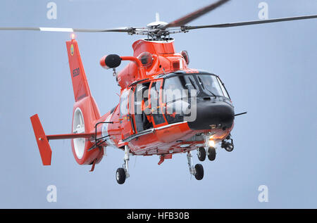 081214-N-4856N-071 OCEANO PACIFICO (dec. n. 14, 2008) un Coast Guard MH-65 Dolphin arriva in elicottero per evacuare un commerciante marinaio che è stato ferito sul cargo liberiano nave 'Marie Rickmers' dalla portaerei USS Abraham Lincoln (CVN 72). Il marinaio fu preso da Abramo Lincoln la notte precedente da un San Diego Coast Guard elicottero e stabilizzata dal punto di vista medico prima di essere volato a San Francisco per il trattamento. Abraham Lincoln è in corso di addestramento e supporto delle qualifiche. (U.S. Foto di Marina di Massa Specialista comunicazione marinaio Colby Neal/RILASCIATO) Coast Guard MH-65 Dolphin helic Foto Stock