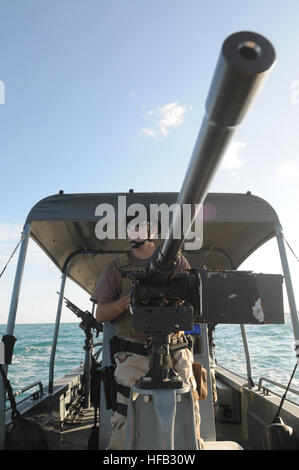 GUANTANAMO Bay a Cuba - STATI UNITI Coast Guard Petty Officer di terza classe Ryan Lewis, waterside securityman con la sicurezza marittima e il team di protezione, 91104 mans un .calibro 50 mitragliatrice a bordo di una U.S. La guardia costiera della imbarcazione di pattuglia, 12 maggio 2010. Un distacco di MSST 91104, da Galveston in Texas, viene distribuito alla stazione navale di Guantánamo Bay per eseguire maritime anti-terrorismo e vigore dazi di protezione per Joint Task Force Guantanamo. JTF Guantanamo conduce al sicuro, umano, legale e trasparente di cura e custodia dei detenuti, compresi quelli condannati dalla commissione militare e quelli ordinati rilasciato da un tribunale. Foto Stock