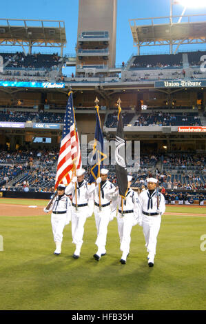 Velisti assegnati al Tactical Air Control Squadron 12 presenti i colori durante l'inno nazionale prima di una partita tra San Diego Padres e Colorado Rockies a Petco Park, Sett. 21, in San Diego. Come parte del pre-gioco cerimonie, Padres tifosi uniti insieme nel riconoscere la nazionale dei prigionieri di guerra/mancante nella giornata di azione. I colori prima della partita di baseball 59461 Foto Stock