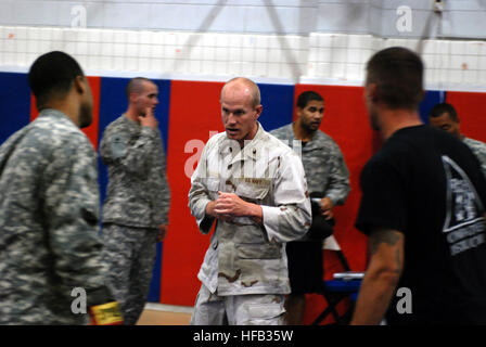 GUANTANAMO Bay a Cuba (12 giugno 2008) - Navy Petty Officer di terza classe Randy Stefan si prepara a mettere in pratica il "stringono", una presentazione tecnica durante un esercito combatives classe a Denich palestra. Combatives insegna militare membri di auto-difesa tattica e viene utilizzato come una stima di sé e il morale strumento di costruzione. JTF Guantanamo conduce al sicuro e di assistenza umana e la custodia dei detenuti combattenti ostili. La JTF conduce operazioni di interrogazione per raccogliere intelligence strategica a sostegno della guerra globale al terrorismo e sostiene l'applicazione della legge e i crimini di guerra di indagini. JTF Guantanamo è impegnata a safet Foto Stock