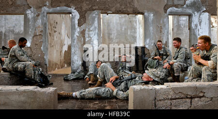 Negli Stati Uniti i membri del servizio assegnato a Combined Joint Task Force, il Corno d Africa, prendere una pausa durante un giorno 21-commando corso tenuto da xiii Demi-Brigade della Legione Straniera francese. Combined Joint Task Force tenga commando corso 123830 Foto Stock