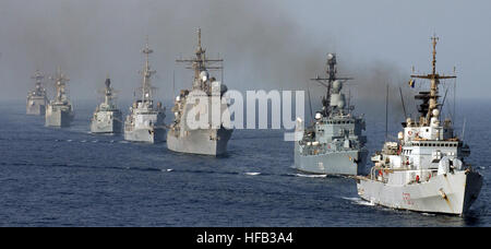 040506-N-7586B-281 Golfo di Oman (06 maggio 2004) - navi assegnate alla combinazione di task force uno cinque Zero (CTF-150) assemblare in una formazione per una foto esercizio. La multinazionale combinati Task Force uno cinque Zero (CTF-150) è stata istituita per monitorare, ispezione a bordo, e arrestare il sospetto che la spedizione di proseguire la guerra al terrorismo e include operazioni attualmente in corso nel nord saudita mare per sostenere l'Operazione Iraqi Freedom. Paesi contribuendo alla CTF-150 includono attualmente Australia, Canada, Francia, Germania, Italia, Pakistan, Nuova Zelanda, Spagna, Regno Unito e Stati Uniti. Stati Uniti Navy Foto Stock