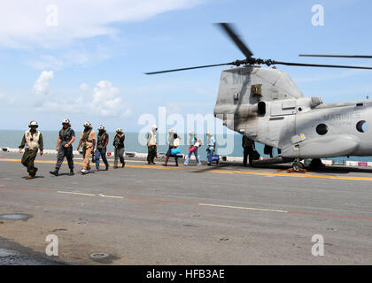 Guyanese pazienti arrivano a bordo dell'assalto anfibio nave USS Iwo Jima (LHD 7) per ricevere i servizi medici come parte del continuo promessa 2010 umanitario assistenza civica missione ott. 19, 2010 a Georgetown, Guyana. I medici e il personale tecnico imbarcato a bordo di Iwo Jima ha lavorato con la nazione partner in grado di fornire i team di medico, dentista, veterinario e assistenza tecnica in otto paesi. (DoD foto di comunicazione di massa specialista di terza classe Travis J. Kuykendall, U.S. Navy/RILASCIATO) 101019-N-3265K-003 (5102931428) Foto Stock