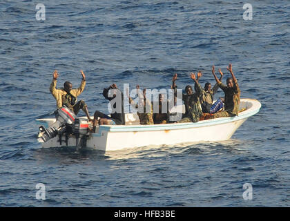 090211-N-1082Z-111 Golfo di Aden (feb. 11, 2009) sospetti pirati tenere le mani in aria come indicato dalle visite-missili cruiser USS Vella Gulf (CG 72) come la visita, scheda, ricerca e sequestro (VBSS) team si prepara a fermare le loro. Vella golfo è l'ammiraglia per il combinato di Task Force 151, un multi-nazionale task force conducendo operazioni counterpiracy per rilevare e impedire la pirateria in e attorno al Golfo di Aden, Golfo Arabico, Oceano Indiano e Mar Rosso. Essa è stata istituita al fine di creare un marittimo di ordine legale e sviluppare la sicurezza in ambiente marittimo. (U.S. Foto di Marina dalle comunicazioni di massa Foto Stock