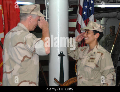 090405-N-6639M-029 - Golfo di Aden (apr. 5, 2009) - Posteriore Adm. Michelle Howard correttamente allevia Adm posteriore. Terence McKnight come comandante di sciopero Expeditionary Group (ESG) 2 e combinati Task Force (CTF) 151 a bordo della USS Boxer (LHD 4), Aprile 5. Boxer è l'ammiraglia per il CTF 151. CTF 151 è una task force multinazionale istituito per condurre una lotta alla pirateria operazioni nel quadro di una missione di mandato di base in tutta la combinazione di forze marittime (CMF) area di responsabilità di contribuire attivamente a dissuadere, impedire e reprimere la pirateria al fine di proteggere il Sistema globale marittimo di sicurezza e assicurare la libertà di navigazione per il ben Foto Stock