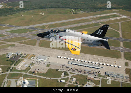 Un U.S. Navy T-45 Astore jet trainer aeromobili, decorato con un pre-Seconda Guerra Mondiale schema di verniciatura, vola sopra Naval Air Station Kingsville ott. 29, 2010, in kingsville texas. Il piano è stato uno dei nove formazione aeromobili comando dipinto nella celebrazione del centenario di aviazione navale. (DoD foto di Lt. La Cmdr. Gabe Pincelli, U.S. Navy/RILASCIATO) 101029-N-3951P-001 (5148521755) Foto Stock