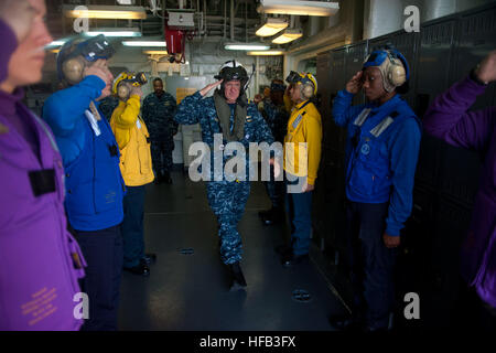 Adm posteriore. P. Gerard Hueber, comandante di Expeditionary Strike gruppo 3, saluta come egli passa attraverso il lato dei ragazzi a discostarsi l assalto anfibio nave USS Makin Island (LHD 8). Makin Island e Marines assegnato all'undicesimo Marine Expeditionary Unit sono distribuiti negli Stati Uniti La terza area della flotta di operazioni. (U.S. Foto di Marina di Massa lo specialista di comunicazione 2a classe Dominique Pineiro) comandante di Expeditionary Strike gruppo 3 salutate 120621-N-PB383-722 Foto Stock