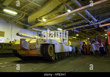 010323-N-9818S-001 a bordo della USS TARAWA (Mar. 23, 2001)-- Marines imbarcati sulla USS Tarawa (LHA 1) attrezzature di carico nel pozzo area di ponte della nave a sostegno di "esercizio Kernel Blitz 2001". Kernel Blitz una larga scala di sbarco di esercizio circa 25 navi, 75 aeromobili e 15.000 militari membri in rappresentanza di quattro nazioni. Stati Uniti Navy Foto di PhotographerÕs Mate 3 Jennifer A. Smith. (Rilasciato) 010323-N-9818S-001 serbatoio in navi ben deck Foto Stock