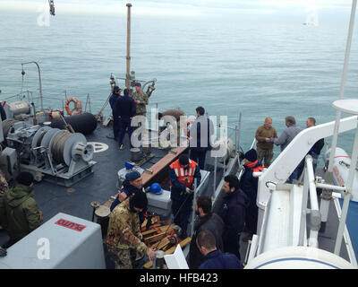 130223-N-980-001 NEL MARE ADRIATICO (feb. 19, 2013) distacchi dal U.S. Navy Fleet Team Sondaggio (FST) e Mobile Diving e unità di soccorso (MDSU) 2 lavorare con i membri della marina militare italiana e guardia costiera a bordo della marina militare italiana minesweeper Vieste (m 5553) e la guardia costiera italiana imbarcazione di pattuglia 274. I distacchi sono in conduzione e di ricerca e gli sforzi di recupero per un crash U.S. Air Force F-16 Fighting Falcon aeromobili. (U.S. Foto di Marina dal vescovo Jediah/RILASCIATO) di conduzione e di ricerca e gli sforzi di recupero 130223-N-IN980-001 Foto Stock