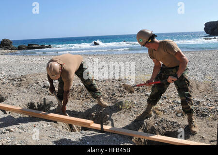 Petty Officer 1. Classe Kevin Geegan, utilitiesman, destra e sottufficiali di terza classe Christopher Covas, costruzioni meccaniche, scavare un buco al posto di un bollard a Cable Beach. Entrambi i marinai sono assegnati a Naval Mobile Battaglione di costruzione 28, che è implementato da Shreveport, La., a Guantánamo Bay il supporto di miglioramento generale, l'ingegneria, la costruzione e la gestione del progetto. Costruzione a Guantánamo Bay 358685 Foto Stock