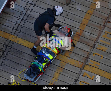 Petty Officer 2a classe Julio Molina, assegnato al mare in elicottero Combat Squadron 28, di distacco 5 imbarcato a bordo dell'assalto anfibio nave USS Kearsarge, si prepara per il sollevamento di un uomo norvegese durante una ricerca e soccorso evacuazione medica da oceaniche tug SVC Tanux II. Kearsarge ha avviato una ricerca e soccorso aereo in risposta ad un medico di emergenza chiamata di emergenza. La vittima è stata trasportata alla Guyana per ulteriore valutazione medica. Kearsarge è sostenere la fase dei Caraibi di aiuti umanitari e di civica la missione di assistenza promessa continua 2008, un partenariato da pari a pari la missione tra t Foto Stock