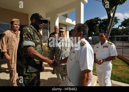 Il cap. Fernandez 'Frank' stagni, comandante della missione per continuare la promessa 2008 risponde con Vice Adm. Julio Ventura a baionetta, capo del personale della Repubblica Dominicana marina, per discutere la 13-Giorno/umanitario civic missione di assistenza per il paese. L'assalto anfibio nave USS Kearsarge è sostenere la fase dei Caraibi di CP 2008, un partenariato da pari a pari la missione tra gli Stati Uniti e il Canada, Paesi Bassi, Brasile, Nicaragua, Colombia, Repubblica Dominicana, Trinidad e Tobago e della Guyana. Continuando la promessa 2008 comandante della missione in visita nella Repubblica Dominicana 120495 Foto Stock