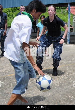 Petty Officer di 2a classe di Carrie McKinley, ospedale corpsman, assegnato al multipurpose Amphibious Assault nave USS Iwo Jima, gioca a basket con bambini guatemaltechi durante una continua promessa europea di un progetto di servizio al Hogar de Ninos orfanotrofio. Iwo Jima è ancorata al largo delle coste del Guatemala sostenere la continua promessa 2010 umanitario assistenza civica di missione. Il medico assegnato e il personale tecnico imbarcato a bordo di Iwo Jima lavorano con partner nazione in grado di fornire i team di medici, dentisti, veterinari, e assistenza tecnica a otto diverse nazioni. Continuando Promis Foto Stock