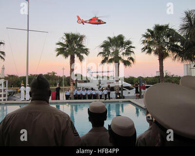 Il capo di Sottufficiali da USS Wasp (LHD 1), altri quattro Navy navi da guerra, un guardacoste e il senior arruolato dalla 26 Marine Expeditionary Unit intrapreso Wasp, osservare i colori della sera a una cena di ricevimento al Coral Ridge Yacht Club ospitato da Miami CPO Associazione, 26 aprile. Il Miami CPOA offerto la cena come un occasione per mostrare apprezzamento per le loro controparti operative fornendo qualche buon cibo e divertimento. Wasp sta attualmente servendo come ammiraglia per settimana Marina Port Everglades, aprile 25-29, uno di parecchi guerra di 1812 Commemorazione del bicentenario eventi slated per Foto Stock