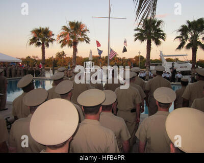 Il capo di Sottufficiali da USS Wasp (LHD 1), altri quattro Navy navi da guerra, un guardacoste e il senior arruolato dalla 26 Marine Expeditionary Unit intrapreso Wasp, osservare i colori della sera a una cena di ricevimento al Coral Ridge Yacht Club ospitato da Miami CPO Associazione, 26 aprile. Il Miami CPOA offerto la cena come un occasione per mostrare apprezzamento per le loro controparti operative fornendo qualche buon cibo e divertimento. Wasp sta attualmente servendo come ammiraglia per settimana Marina Port Everglades, aprile 25-29, uno di parecchi guerra di 1812 Commemorazione del bicentenario eventi slated per t Foto Stock