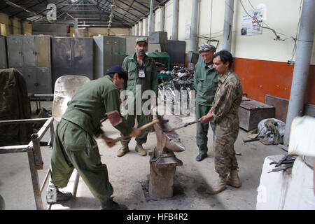 (9 maggio 2011) -- commercianti Afgani craft uno scalpello presso il laboratorio centrale a Kabul, Afghanistan. Il Laboratorio Centrale è il fulcro dell'esercito nazionale afghano di riparazione e la fabbricazione in Afghanistan. (Ufficiale DEGLI STATI UNITI Navy foto di LT Russell Wolfkiel/RILASCIATO) 110509-N-JH188-041 (5709617389) Foto Stock