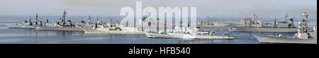 040506-N-7586B-094 Golfo di Oman (06 maggio 2004) - navi assegnate alla combinazione di task force uno cinque Zero (CTF-150) assemblare in una formazione per una foto esercizio. La multinazionale combinati Task Force uno cinque Zero (CTF-150) è stata istituita per monitorare, ispezione a bordo, e arrestare il sospetto che la spedizione di proseguire la guerra al terrorismo e include operazioni attualmente in corso nel nord saudita mare per sostenere l'Operazione Iraqi Freedom. Paesi contribuendo alla CTF-150 includono attualmente Australia, Canada, Francia, Germania, Italia, Pakistan, Nuova Zelanda, Spagna, Regno Unito e Stati Uniti. Stati Uniti Navy Foto Stock