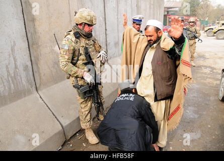 111108-N-VN372-013 KABUL -- (nov. 8, 2011) Task Force Spartan 3 Team Leader del personale dell'esercito Sgt. Contrassegnare Luna supervisiona una routine veicolo ispezione condotta da una polizia nazionale afgana (ANP) officer presso Freedom Circle nel cuore del centro cittadino di Kabul. La Luna porta Spartan 3, un 15-persona team che servono come combattere i consulenti a ufficiali di ANP a più di 50 diversi punti di verifica entro 5 Kabul distretti di polizia in tutta la popolosa città. Stati Uniti Foto di Marina di Massa Specialista comunicazione(SW/AW) Chris Fahey, NATO Training Mission - Afghanistan Affari pubblici che portano Petty Officer. 111108-N-VN372-01 Foto Stock