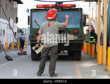 111111-N-ZZ999-005 AFGHANISTAN (11 novembre 2011) Camp Eggers Vigili del Fuoco arriva sulla scena a palude due edificio durante un incendio esercitazione. Camp Eggers Vigili del Fuoco ha di recente condotto esercitazioni per migliorare il volontario dei vigili del fuoco del fuoco abilità nel combattimento. Camp Eggers, situato nella città di Kabul, è un componente chiave della NATO Training Mission-Afghanistan. NTM-A è una coalizione di 37 paesi contribuenti sono incaricati di assistere il governo della Repubblica islamica dell'Afghanistan nella generazione di una capace e sostenibile nazionale afghano forza di sicurezza pronto a prendere il filo del loro paese Foto Stock