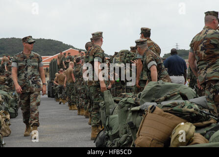 Seabees assegnato alla Naval Mobile Battaglione di costruzione 11 fase di bagaglio per la loro ispezione doganale su asfalto a Camp scudi, Okinawa. Gli agenti doganali devono ispezionare ciascun sacchetto prima che possano essere rilasciati per la Seabees. NMCB-11 è distribuito a Okinawa, Guam e diverse altre parti del Teatro pacifico. Ispezione doganale 277908 Foto Stock