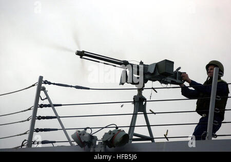 010905-N-6967M-508 a bordo della USS Winston S. Churchill (DDG 81)(Sett. 5, 2001) -- da bombardieri Mate 2a classe James Jensen mans un calibro 50 mitragliatrice a bordo del Churchill per dissuadere i terroristi, svolto dalla Royal Navy marinai, durante la bandiera ufficiale della formazione del mare (FOST). Il Norfolk, Virginia, basato destroyer è la prima nave Americana a partecipare a FOST, personalizzate e integrate programma di formazione facilitate dalla Royal Navy simile per gli Stati Uniti Navy interdeployment della formazione. Stati Uniti Navy foto dal fotografo di Mate 2a classe Shane McCoy. (Rilasciato) 010905-N-6967M-508 Nave Trapano di autodifesa Foto Stock