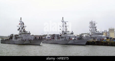 Una prua dritta vista mostrante la US Navy (USN) Classe ciclone; difesa costiera, nave USS URAGANO (PC 3) in corso nel porto di Naval Amphibious Base (NAB), Little Creek, Virginia (VA) come si sposta oltre la USS turbine (PC 11). Classe ciclone pattugliamento costiero di navi Foto Stock