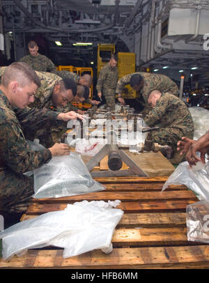 Marines a bordo della USS Essex (LHD 2) riempire 5 galloni di acqua in sacchetti della nave veicolo superiore di spazio di archiviazione per eventuale assistenza umanitaria. L'Essex Expeditionary Group è la cottura a vapore per il supporto di un potenziale assistenza umanitaria tasking nella scia del ciclone Nargis. (U.S. Navy foto/Petty Officer di terza classe Gabriel S. Weber) Defense.gov photo essay 080511-N-0000W-001 Foto Stock