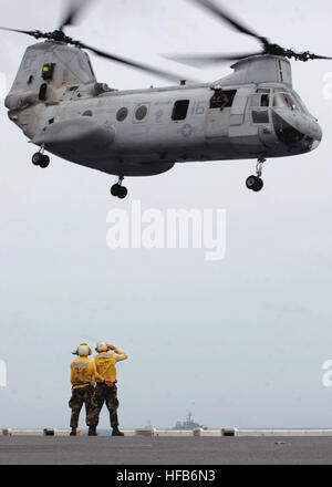 Stati Uniti Aviazione Navale di Boatswain Mate Airman Chand Lindsey, un segnalatore di atterraggio arruolato, Guide in un CH-46E Sea Knight elicottero assegnato a mezzo marino elicottero Squadron 25 sul ponte di volo dell'assalto anfibio nave USS Essex (LHD 2) mentre è in corso nel Mare delle Andamane Maggio 16, 2008. L'Essex Expeditionary Strike gruppo si sta preparando per il supporto di un aiuto umanitario di tasking in Birmania in scia del ciclone tropicale Nargis. (U.S. Foto di Marina di Massa lo specialista di comunicazione 2a classe Mark R. Alvarez/RILASCIATO) Defense.gov photo essay 080516-N-0120A-072 Foto Stock