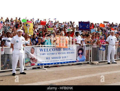 080604-N-8446A-111 Norfolk, VA (4 giugno 2008) i familiari di velisti assegnati alla Nimitz-class portaerei USS Harry Truman (CVN 75) attendere il ritorno shipÕs alla Naval Station Norfolk dopo sette mesi di distribuzione. Stati Uniti Foto di Marina di Massa lo specialista di comunicazione di terza classe Travis Alston (rilasciato) Defense.gov photo essay 080604-N-8446A-111 Foto Stock