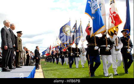 Funzionari del Dipartimento della difesa degli Stati Uniti e una guardia d'onore congiunta osservano la marcia in revisione durante la cerimonia del National POW/mia Recognition Day al Pentagono, onorando il servizio e il sacrificio dei prigionieri di guerra e del personale militare scomparso. Foto Stock
