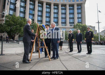 WASHINGTON (sett. 17, 2013) Segretario della Difesa Chuck Hagel, destra e Presidente del Comune di capi di Stato Maggiore gen. Martin E. Dempsey posto una corona al memoriale della marina militare, come Adm. James A. Winnefeld, Jr., Vice Presidente del Comune di capi di Stato Maggiore, posteriore sinistra, segretario della Marina (SECNAV) Ray Mabus e Capo di operazioni navali Adm. Jonathan Greenert guardano. La cerimonia si è svolta in onore delle vittime del tragico riprese a Washington Navy Yard sett. 16. (U.S. Foto di Marina di Massa lo specialista di comunicazione 1a classe Arif Patani/RILASCIATO) 130917-N-PM781-003 Unisciti alla conversazione http://w Foto Stock