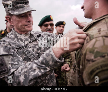 Stati Uniti Esercito gen. Martin Dempsey, a sinistra il presidente del Comune di capi di Stato Maggiore, premi il combattimento Fantassin Badge per una coalizione di forze per le operazioni speciali soldato a Camp Morehead, Afghanistan, 23 aprile 2012. (DoD foto di comunicazione di massa specialista in seconda classe Clayton Weis, U.S. Navy/RILASCIATO) 120423-N-BV659-519 (7116319641) Foto Stock