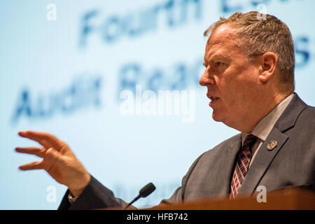 ALEXANDRIA, VA (Agosto 4, 2014) -- Il Vice Segretario della Difesa Bob gli indirizzi di lavoro top DoD leadership al DoD 4 station wagon miglioramento finanziario disponibilità Conferenza, 4 agosto 2014. Il lavoro affrontato aleggiano preoccupazioni di bilancio e il complessivo in avanti per il ministero della difesa. DoD foto di Sottufficiali di 2a classe di Sean male/rilasciato. Il vice Segretario alla difesa Bob gli indirizzi di lavoro top del Dipartimento della Difesa di leader presso il reparto è quarta Estate miglioramento finanziario disponibilità conferenza in Alexandria, Va 140804-N-AF077-009C Foto Stock