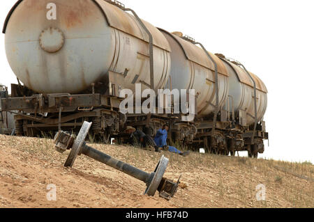 Tre tanker autovetture sedere in pista dopo una Repubblica irachena ferrovie locomotore e cinque vetture cisterna deragliato appena a sud di Bayji, Iraq, Giugno 5, 2010. I funzionari iracheni indagato il deragliato locomotiva per qualunque prova di sabotaggio. (U.S. Navy foto di Chief Petty Officer Michael D. Heckman/RILASCIATO) deragliato tanker vetture in Iraq, 2010 Foto Stock