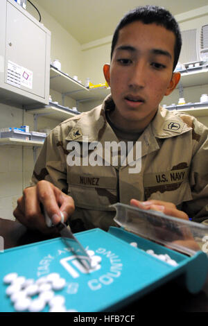 GUANTANAMO Bay a Cuba - Navy Hospital Corpsman 3rd Class Esteban Nunez, un tecnico farmaceutico attaccata alla Joint Task Force Guantanamo congiunto del clinica di truppa, conta la medicina per un paziente la prescrizione, luglio 23, 2010. Il JTC è una prima linea di soccorso per la JTF Guantanamo Troopers. JTF Guantanamo fornisce un sicuro, umano, legale e trasparente di cura e custodia dei detenuti, compresi quelli condannati dalla commissione militare e quelli ordinati rilasciato da un tribunale. La JTF conduce la raccolta di intelligence, analisi e diffusione per la tutela dei detenuti e il personale che lavora in JTF Guanta Foto Stock