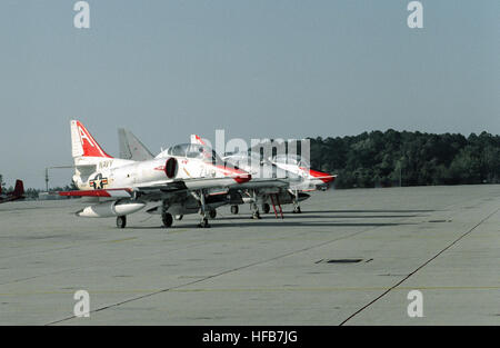 Una vista laterale destra di due Training Squadron 7f (VT-7) TA-4J Skyhawk aeromobili parcheggiati su entrambi i lati di un TA-4F Skyhawk da un aggressore squadron. DN-SC-93-04555 Foto Stock