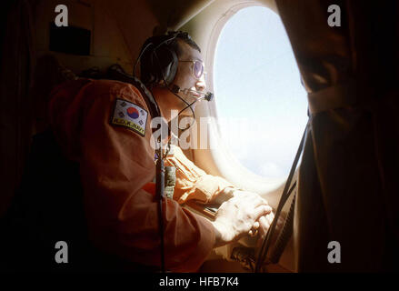 A bordo di una ROKN P-3C Orion aeromobile durante un live arpione di lancio di missili esercizio durante RIMPAC '98, ROKN Warrant Officer Lee Jung cercano monitora il missile prima del lancio. DN-SD-00-01142 Foto Stock