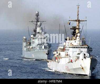 Le navi assegnate al combinato di Task Force uno cinque Zero (CTF-150) vele in formazione per opportunità di una foto mentre in corso nel Golfo di Oman, a sostegno dell'Operazione Iraqi Freedom. Foto di primo piano a sfondo: la Marina Militare Italiana Classe Maestrale, fregata, la sua scirocco (F 573); la Marina Militare Tedesca, classe di Brema (Tipo 122) Fregata, FGS AUGSBURG (F 213); la US Navy (USN) Ticonderoga classe: Missile Cruiser USS LEYTE GOLFO (CG 55); thePakistan Navy Tariq (Amazon) Classe (tipo 21) Fregata, PN (pakistano nave navale) KHAIBAR (D 183), la marina spagnola Santa Maria di classe fregata, PSNUMANCIA (F 83 Foto Stock