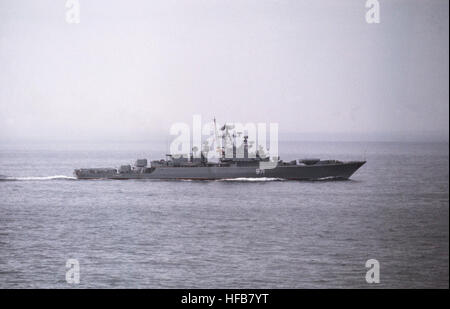 Un fascio di tribordo vista del "sovietica Krivak I' class missile frigate 971 (FFG 971) in corso. Dostoynyy1983 Foto Stock