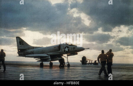 Douglas A-4B Skyhawk di VMA-214 det.N sulla USS Hornet (CV-12) c1963 Foto Stock