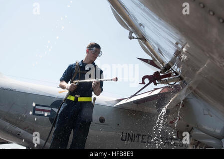 161017-N-XD363-052, Manama Bahrain (ott. 17, 2016) Petty Officer di terza classe Austin Williams, assegnati i cavalieri di distacco IV della flotta di supporto logistico Squadron (VRC) 40, potenza bagna un C-2un levriero. VRC-40 distacco IV sta attualmente fornendo supporto per la portaerei USS Dwight D. Eisenhower CVN (69) (IKE) e il suo supporto Strike gruppo che sono distribuiti a supporto di funzionamento inerenti risolvere, le operazioni di sicurezza marittima e di teatro la cooperazione in materia di sicurezza gli sforzi negli Stati Uniti Quinta Flotta area di operazioni. (U.S. Navy foto di Sottufficiali di 2a classe di Michael R. Gendron) Dwight D. Foto Stock